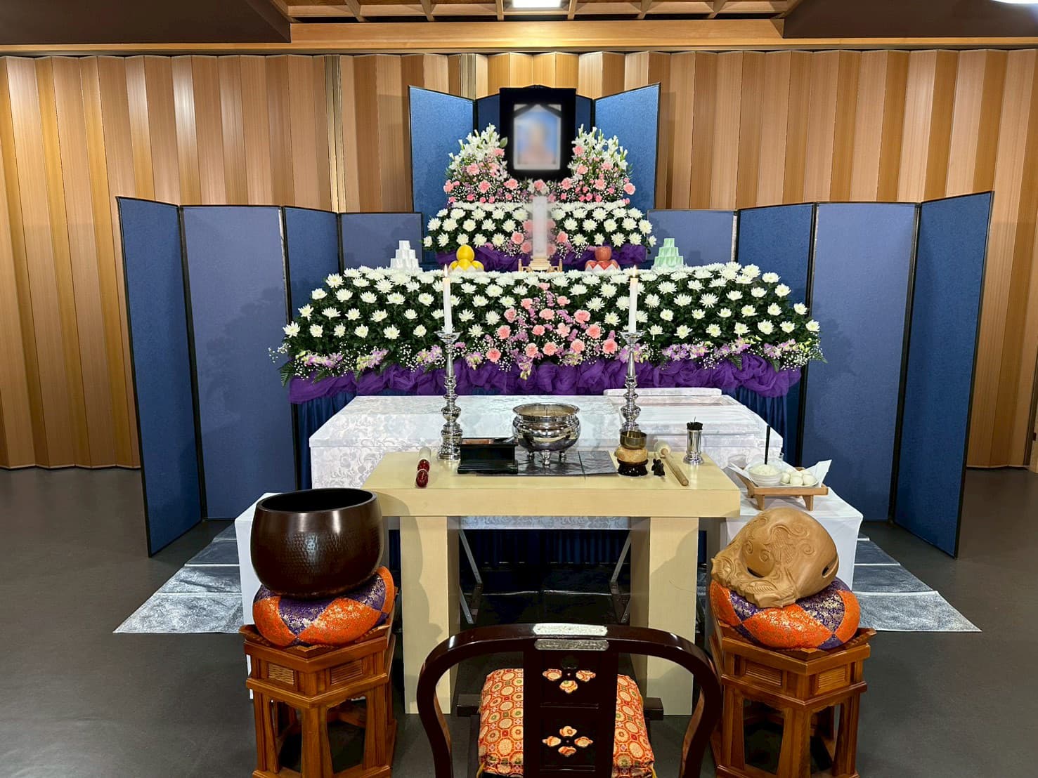 川口市地蔵院での家族葬祭壇（白菊とピンク）