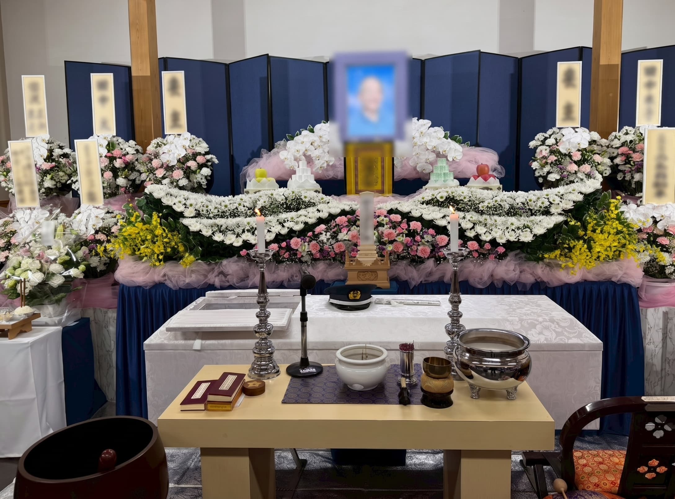 川口市鳩ヶ谷本町の地蔵院 十三佛堂での家族葬。生花祭壇と心落ち着く式場設営の様子。