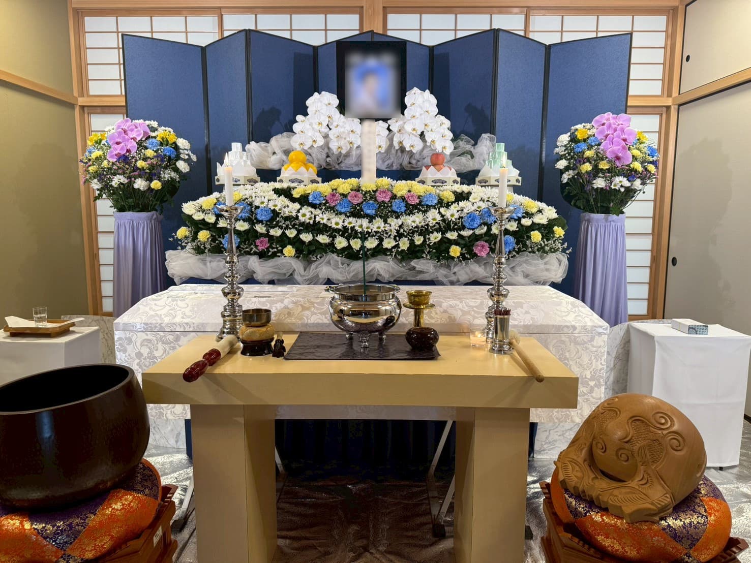 法性寺 葬儀 美しい生花祭壇 白とブルーのグラデーション 施行事例