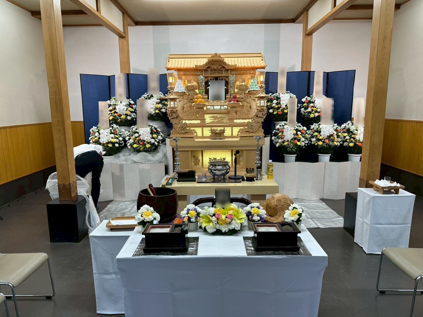 地蔵院（川口市）での葬儀 伝統的な白木祭壇と色鮮やかな生花の設営事例