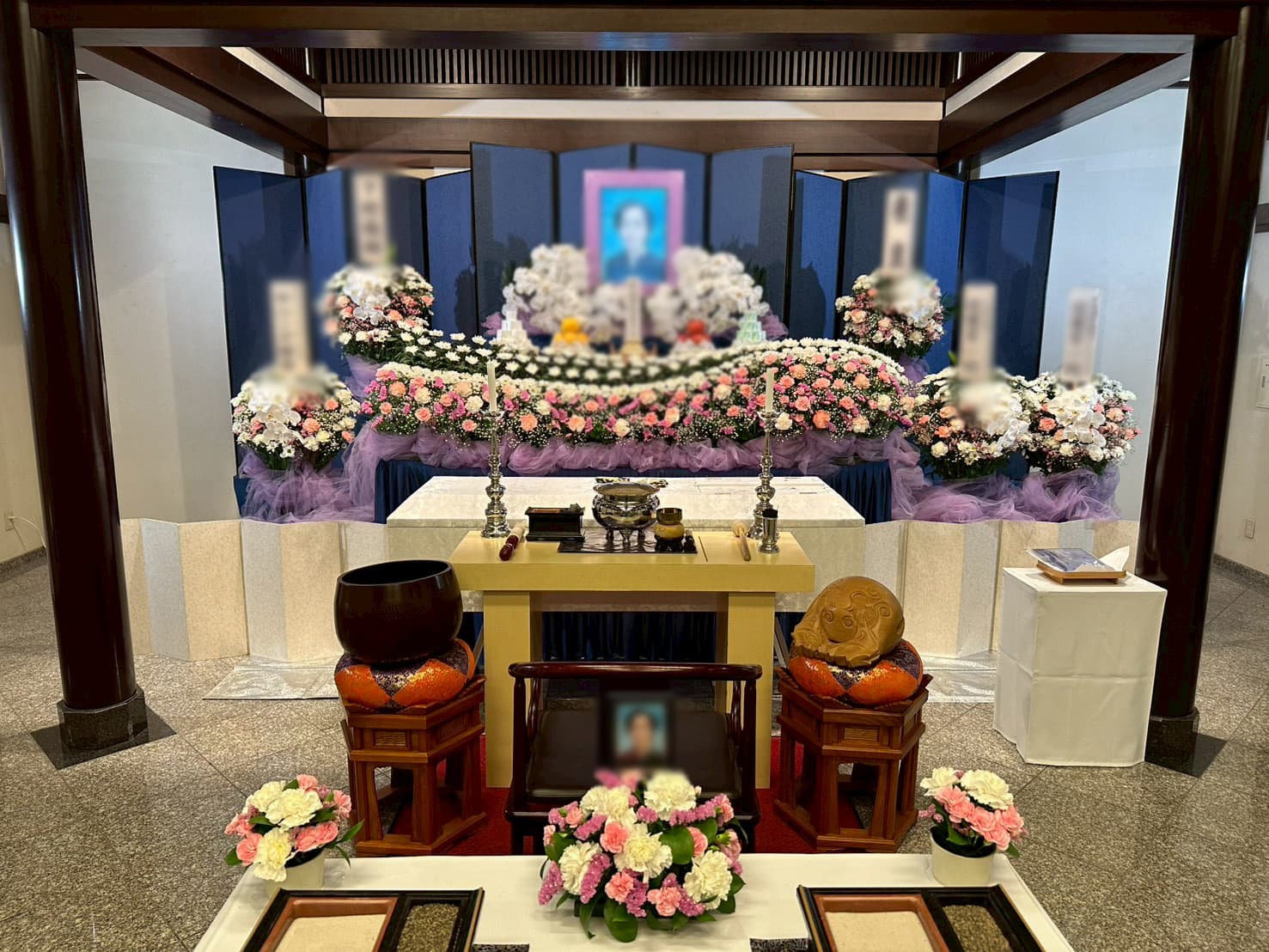 川口市源永寺での無宗教葬祭壇（荘厳な白菊）