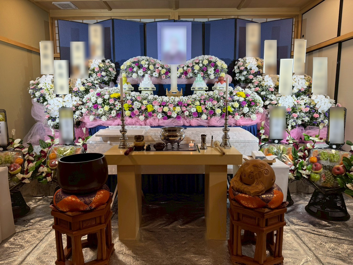 川口市法性寺での施行事例（ピンクと紫の華やかな生花祭壇）