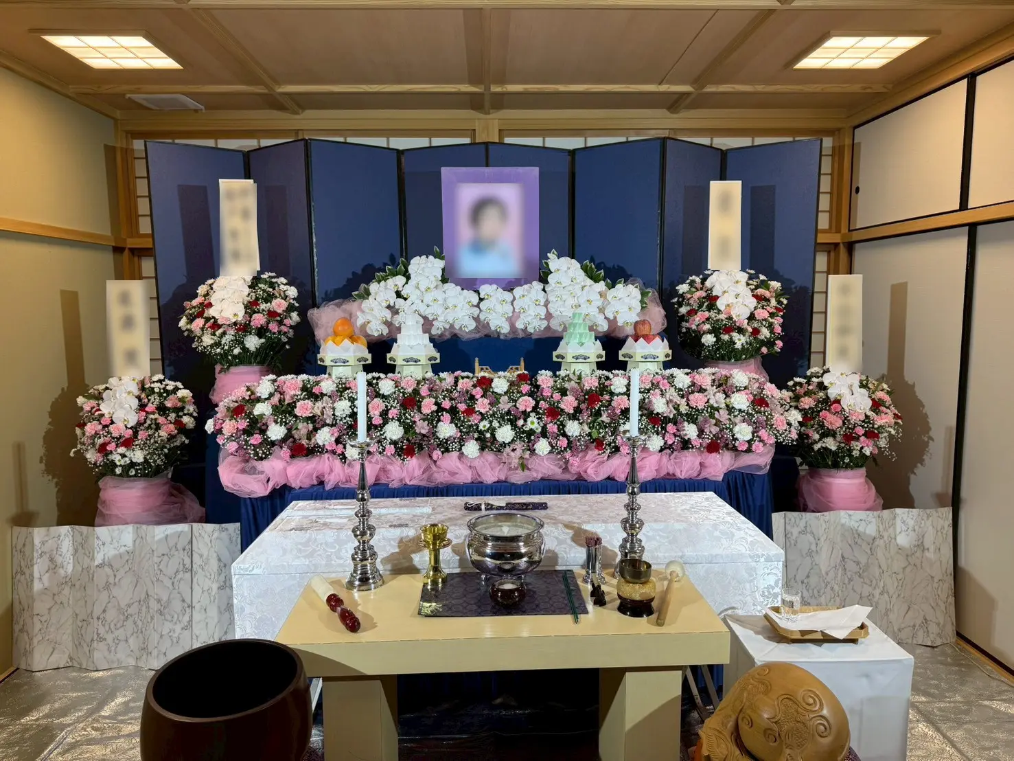 川口市法性寺での葬儀、白・ピンク・紫の花々と胡蝶蘭を贅沢にあしらった華やかな生花祭壇（セレモニーの池田）