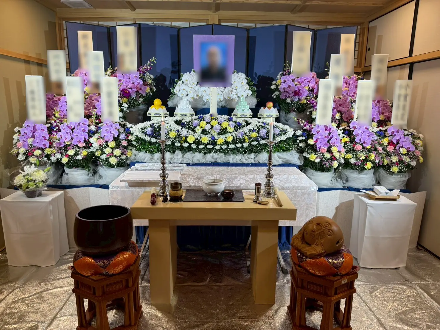 川口市法性寺での葬儀、白と紫の花々と胡蝶蘭で彩られた豪華な生花祭壇（セレモニーの池田 施行）