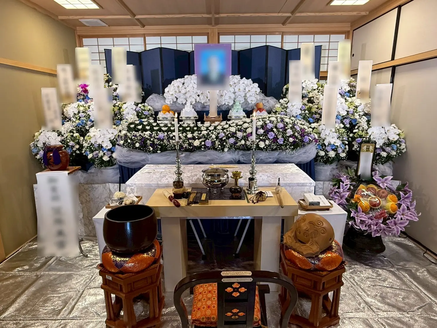 川口市法性寺 瑞龍閣での葬儀、白と紫をベースにブルーやピンクの洋花と胡蝶蘭をあしらった豪華な生花祭壇（セレモニーの池田）
