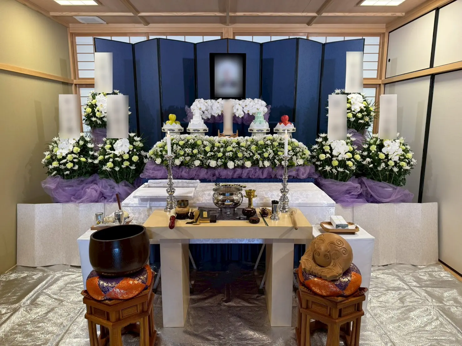 川口市法性寺 瑞龍閣での葬儀、白菊と紫の装飾布に胡蝶蘭をあしらった気品ある生花祭壇（セレモニーの池田）