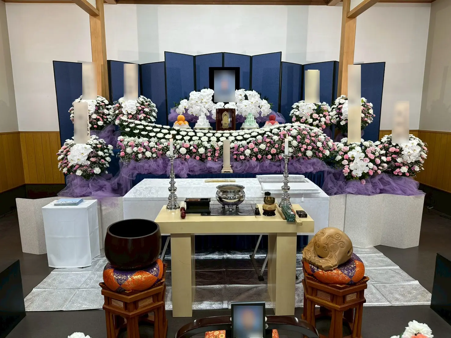 川口市鳩ケ谷地蔵院での葬儀、胡蝶蘭とピンクの花々が鮮やかな生花祭壇