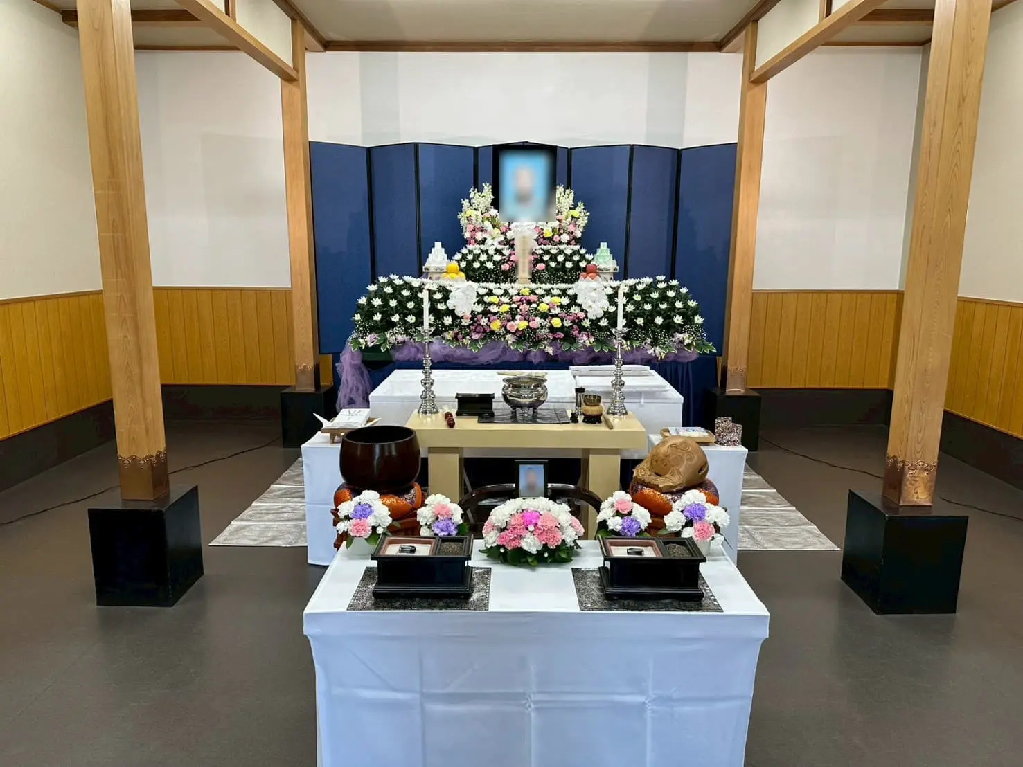 川口市地蔵院での家族葬、ピンクと黄色の花々が明るいコンパクトな生花祭壇（セレモニーの池田 施行）