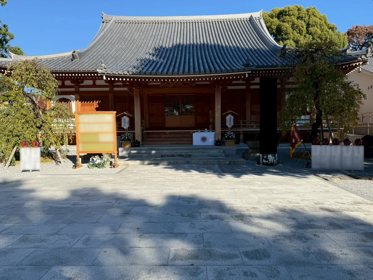 川口市法性寺の本堂で執り行われた家族葬の祭壇設え