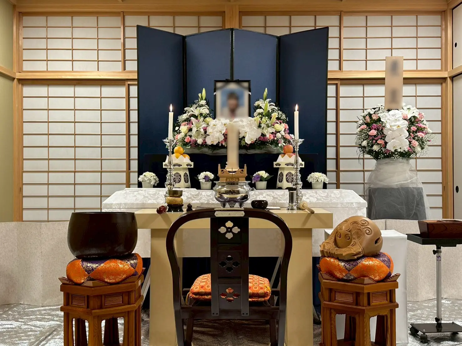 川口市法性寺の和室客殿に設営された白菊と胡蝶蘭の格調高い家族葬の生花祭壇正面