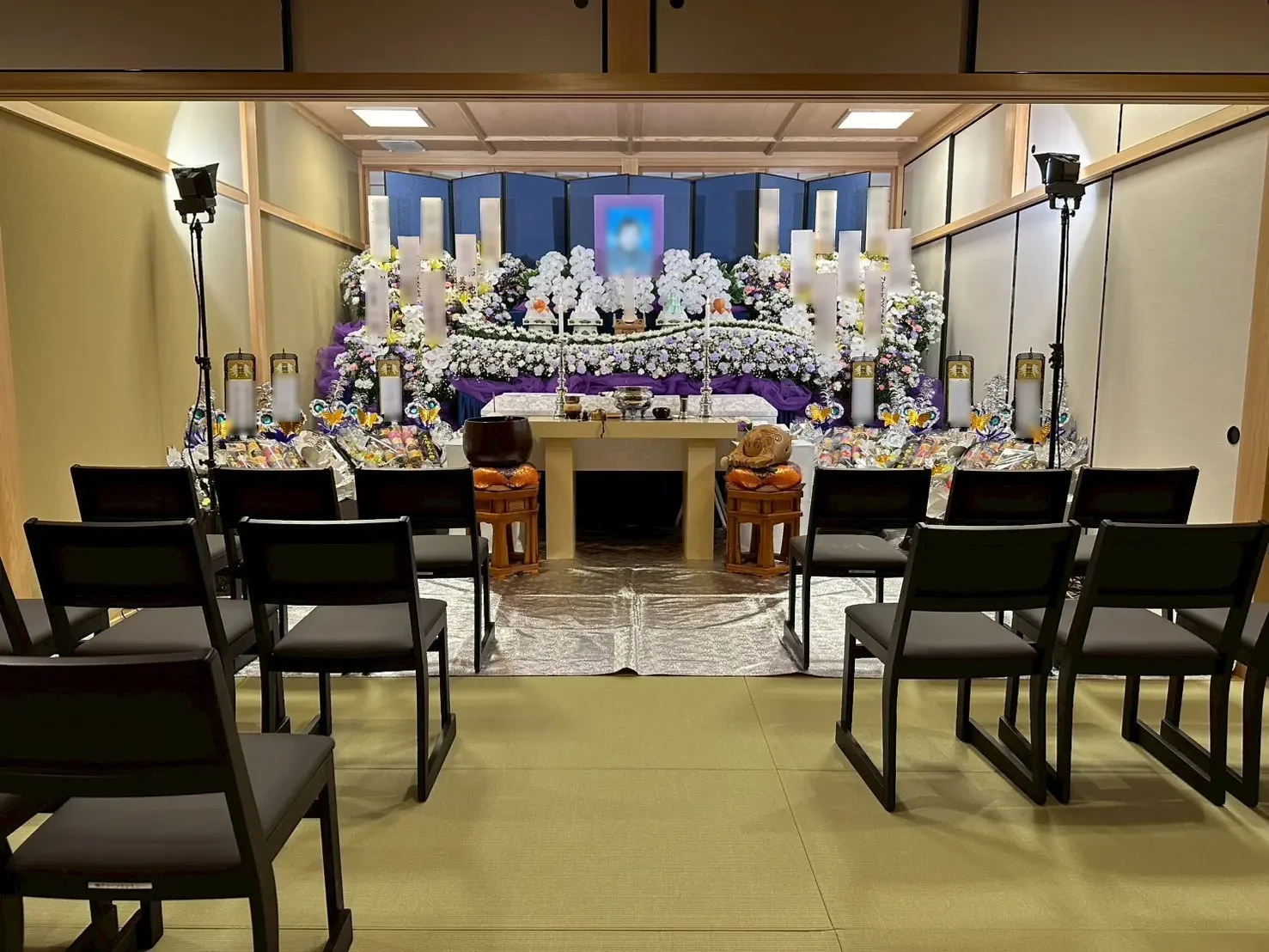 川口市・法性寺での寺院葬事例｜白と紫の格調高い生花祭壇