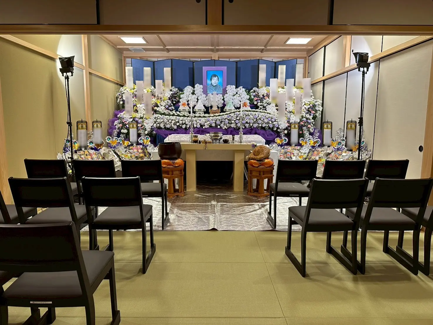 川口市法性寺の和室客殿に設営された白と紫の格調高い家族葬の生花祭壇
