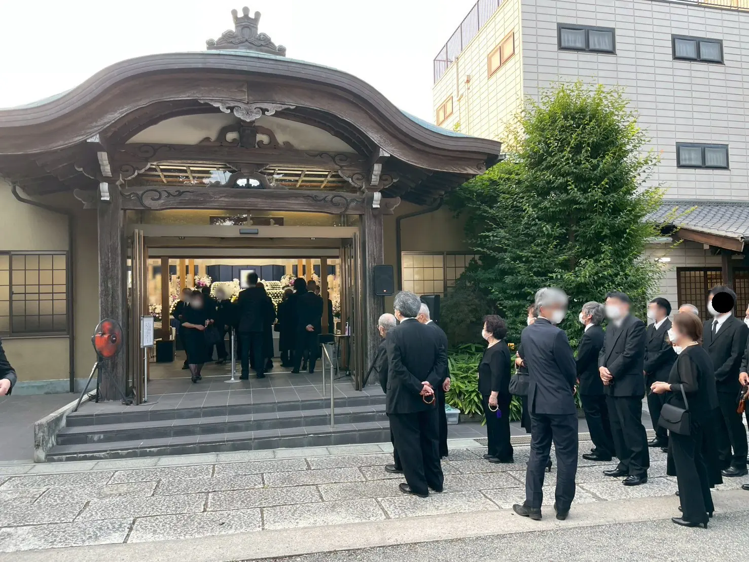 川口市地蔵院の式場入り口前で開式を待つご親族と厳かな葬儀風景