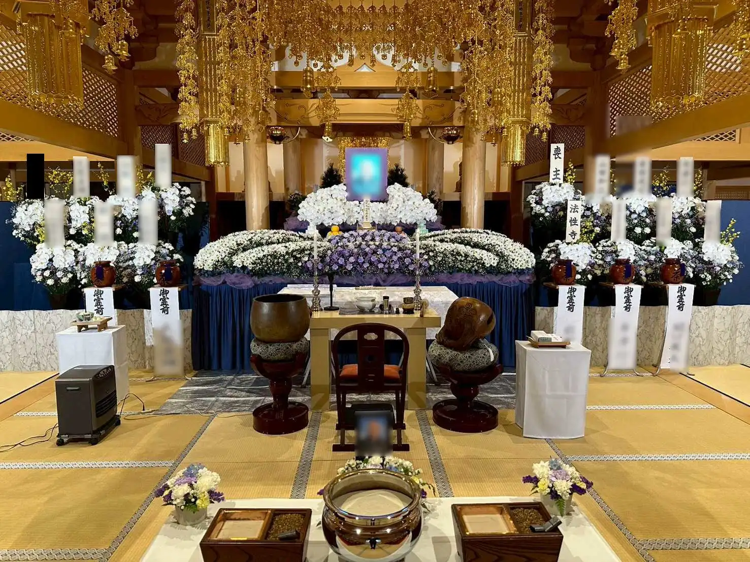 川口市法性寺の本堂に設営された白菊と胡蝶蘭の格調高く大規模な生花祭壇