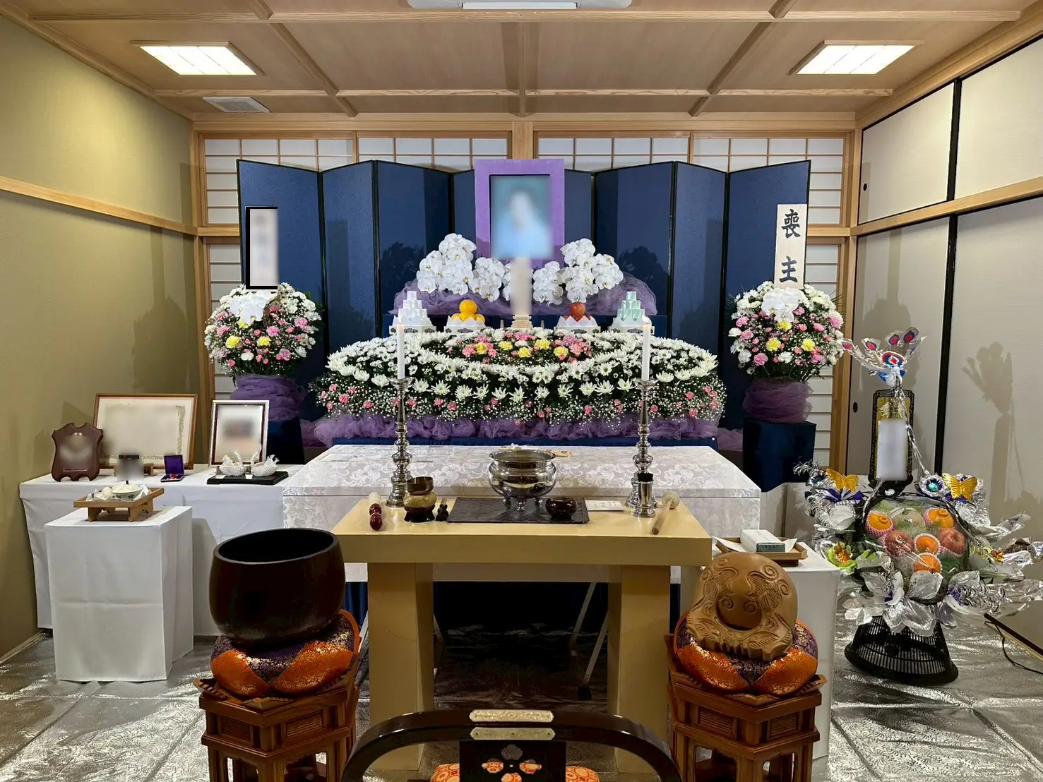 川口市法性寺の和室客殿に設営された白菊と彩り豊かな洋花の格調高い生花祭壇正面