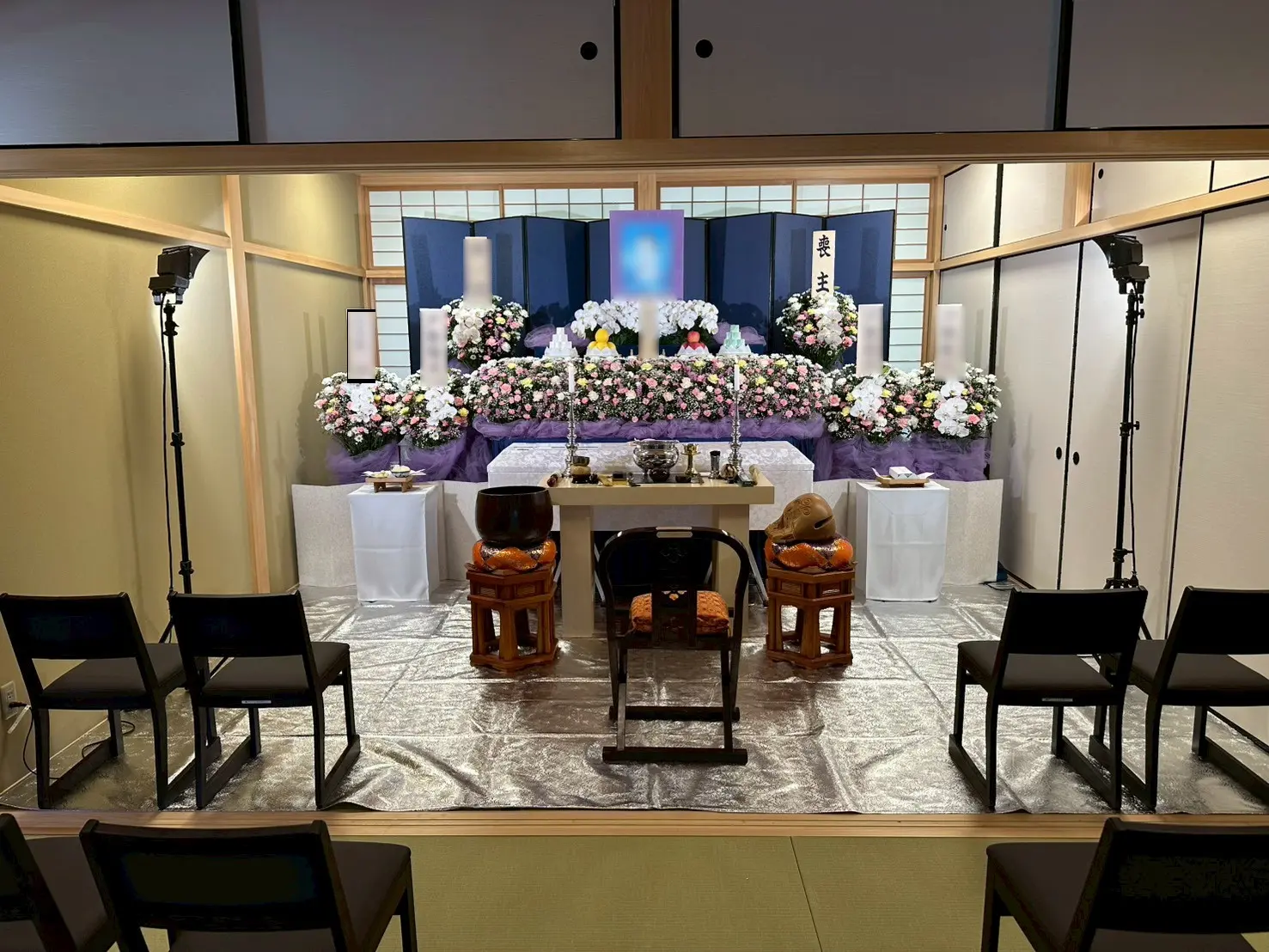 川口市法性寺の客殿（和室）に椅子席を配置した家族葬の式場風景と生花祭壇