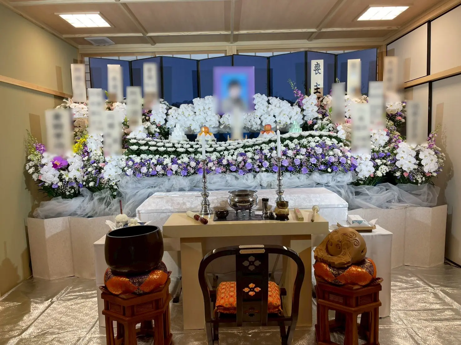 川口市法性寺の客殿（和室）に設営された白と紫の生花とオーガンジーを用いた美しい祭壇