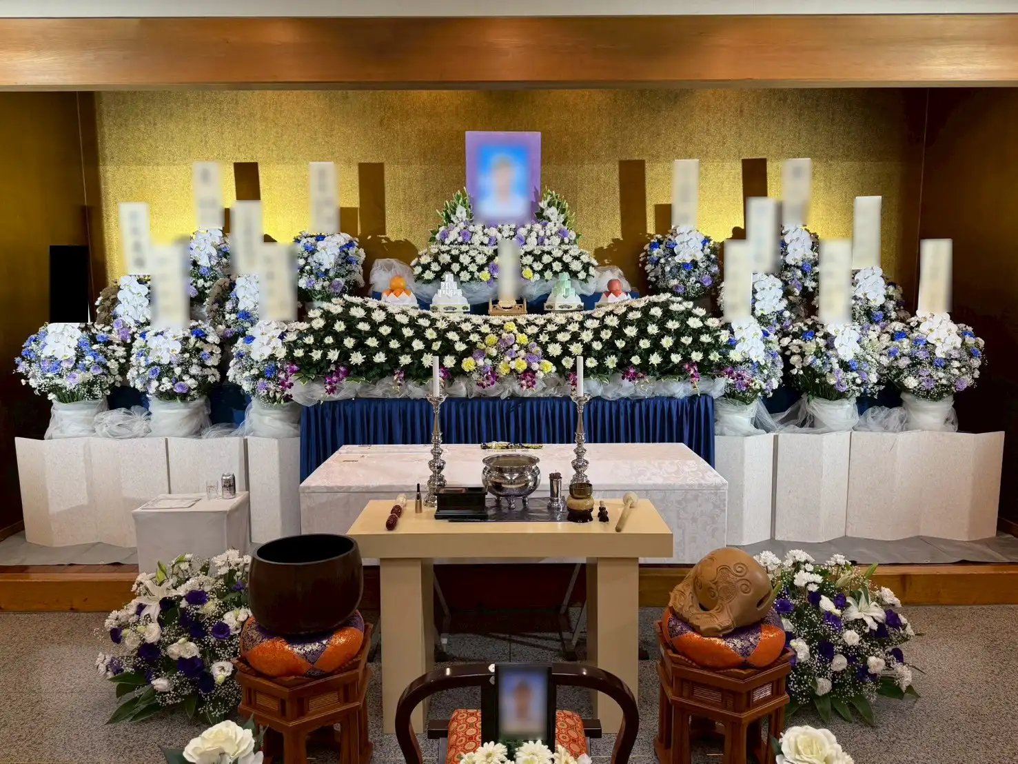 川口市密蔵院に設営された黄金の背景に映える白と青の大型生花祭壇