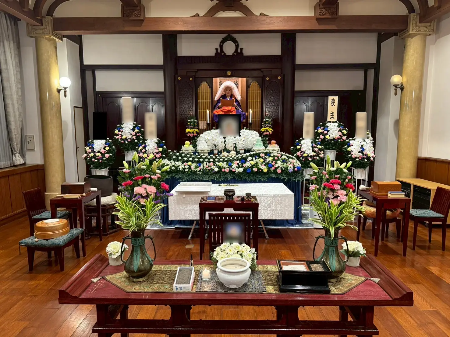 川口市内の寺院に設営された胡蝶蘭と彩り豊かな洋花の生花祭壇
