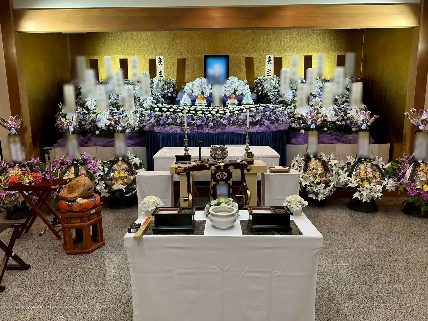 川口市密蔵院の松雲閣に設営された紫と白の大型生花祭壇と供花・盛籠